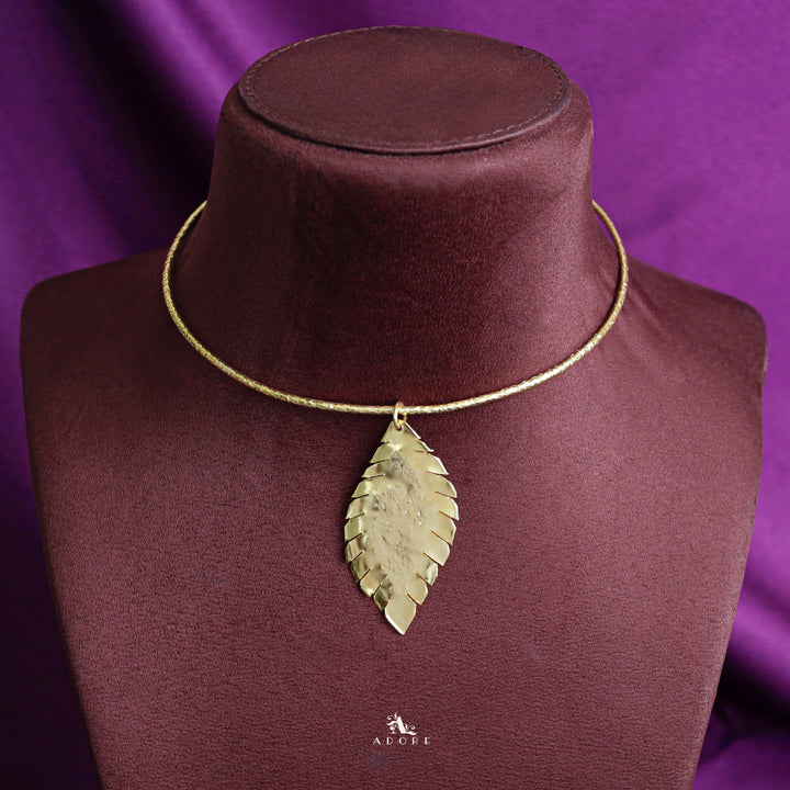Tesline Golden Textured Leafy Neck Cuff