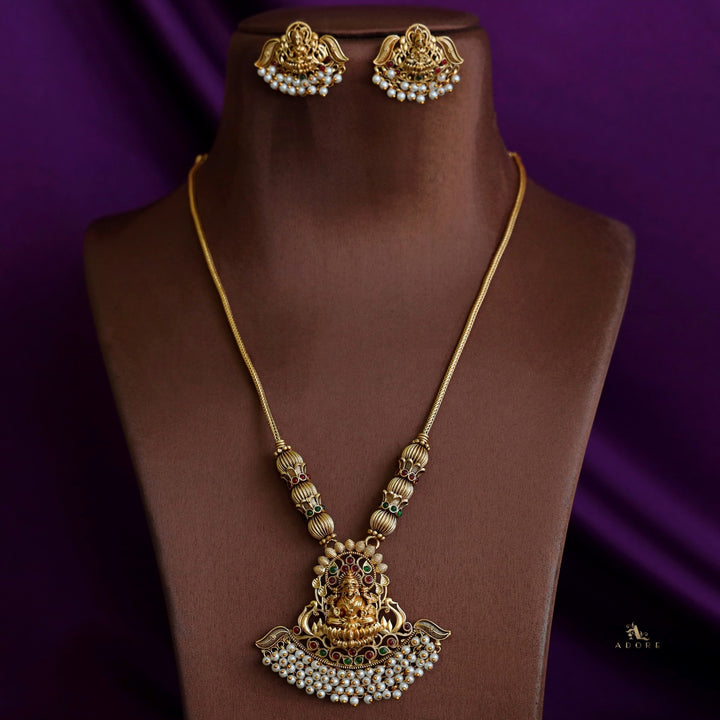 Anika Devi Cluster Pearl Neckpiece with Earring