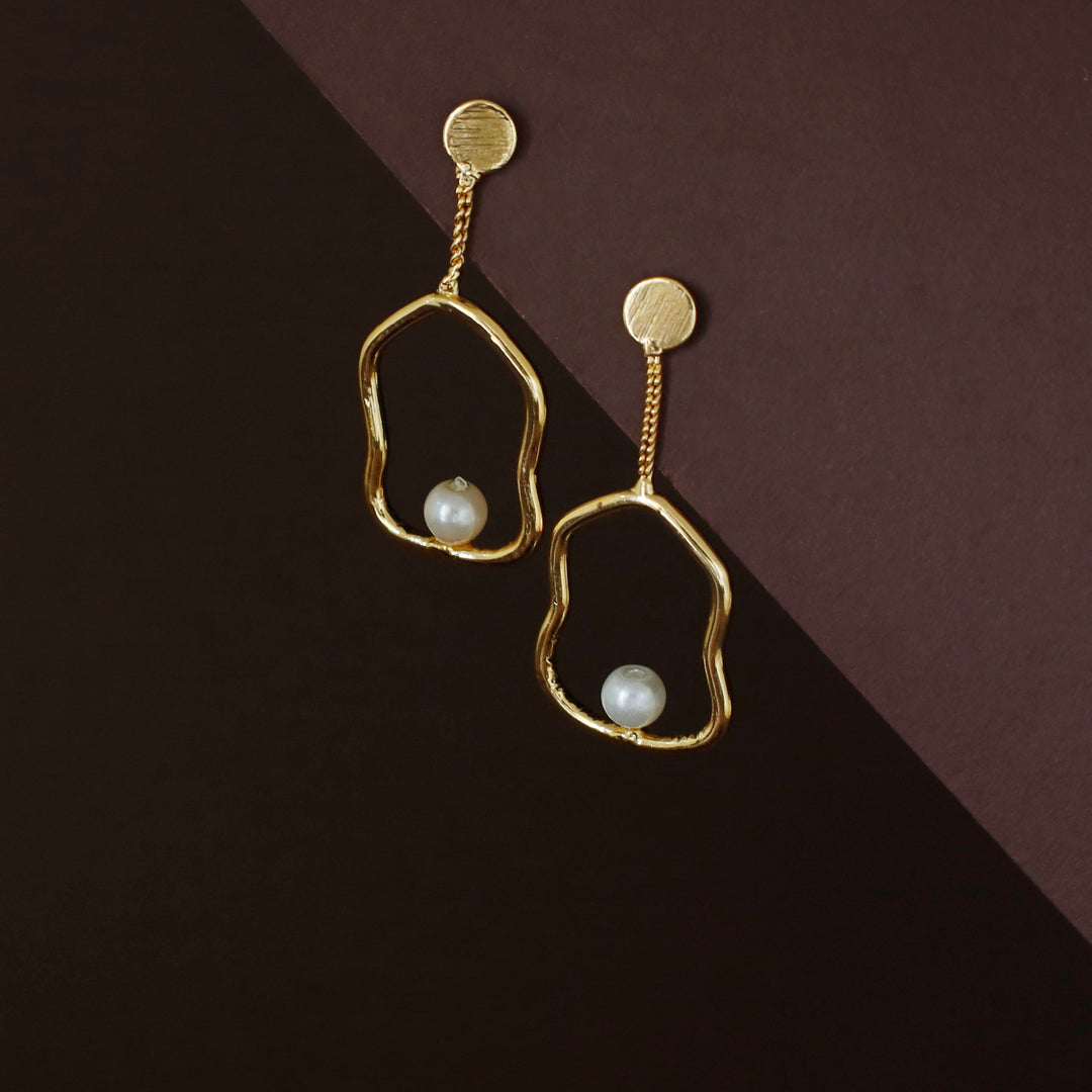 Fiama Golden Wavy + Pearl Earring