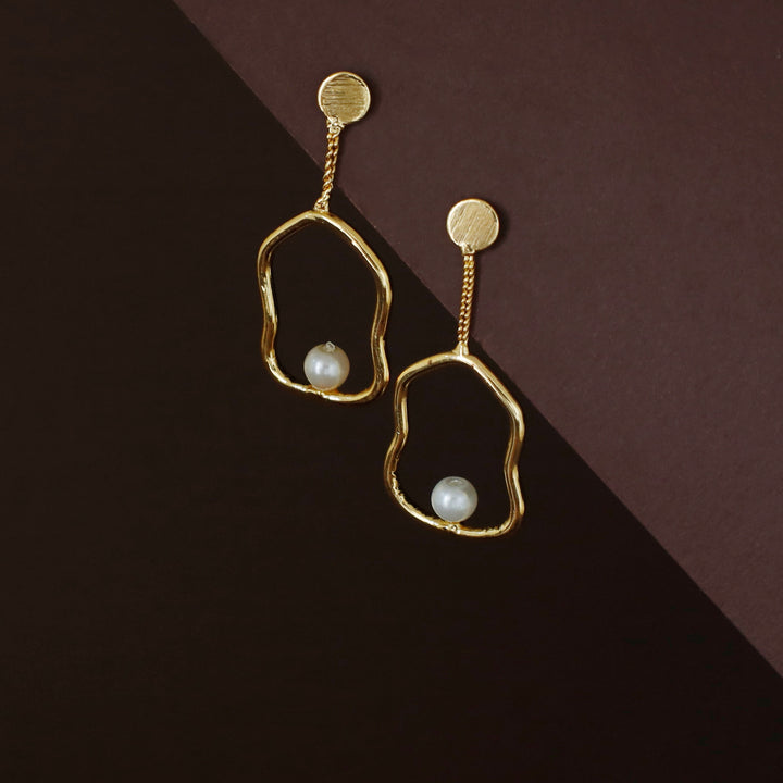 Fiama Golden Wavy + Pearl Earring