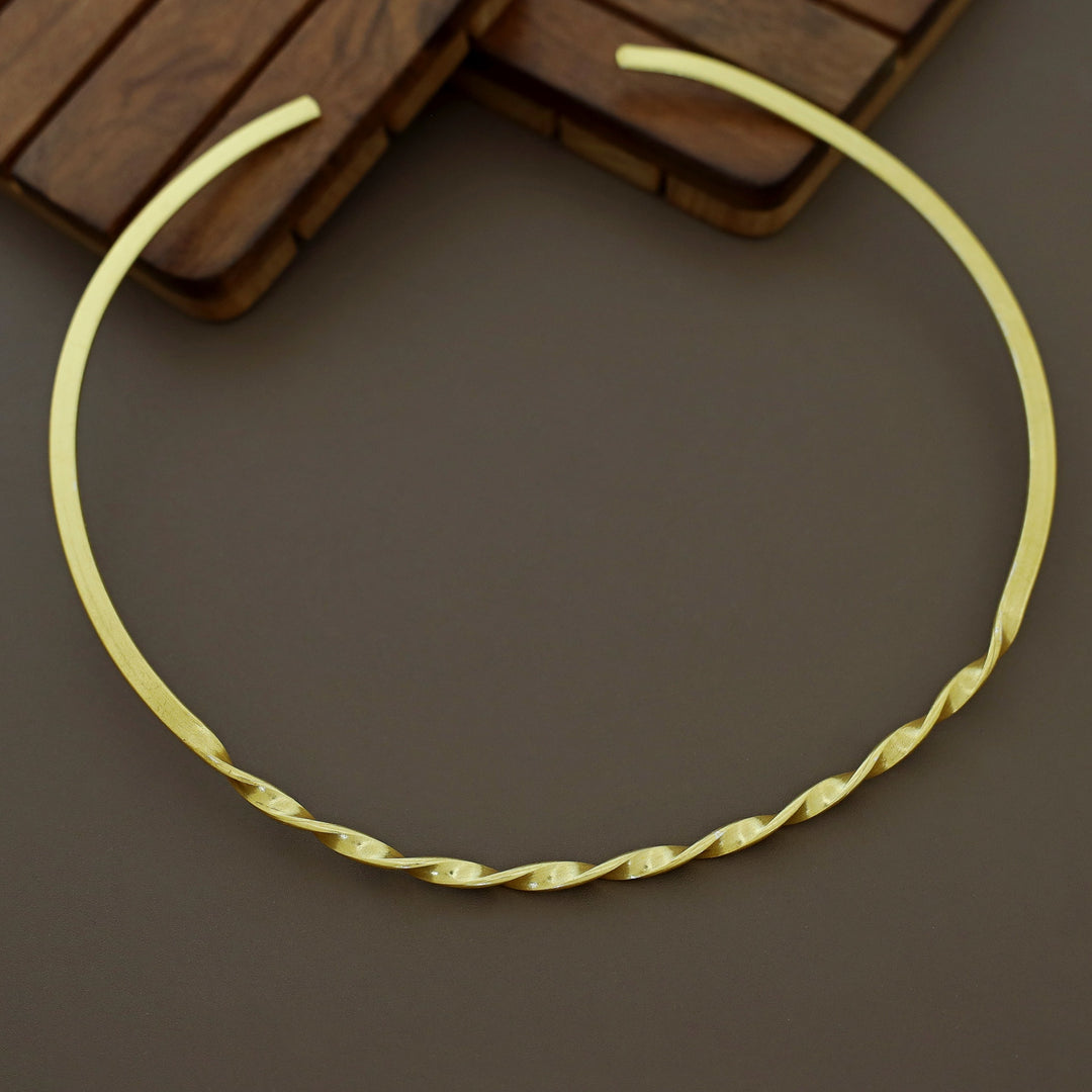 Vianey Golden Twisted Neck Cuff
