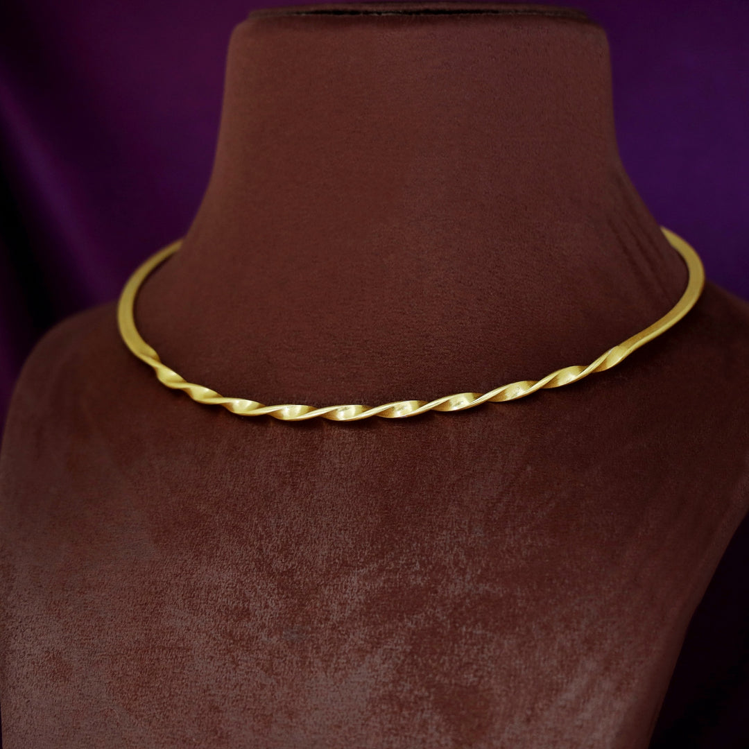 Vianey Golden Twisted Neck Cuff