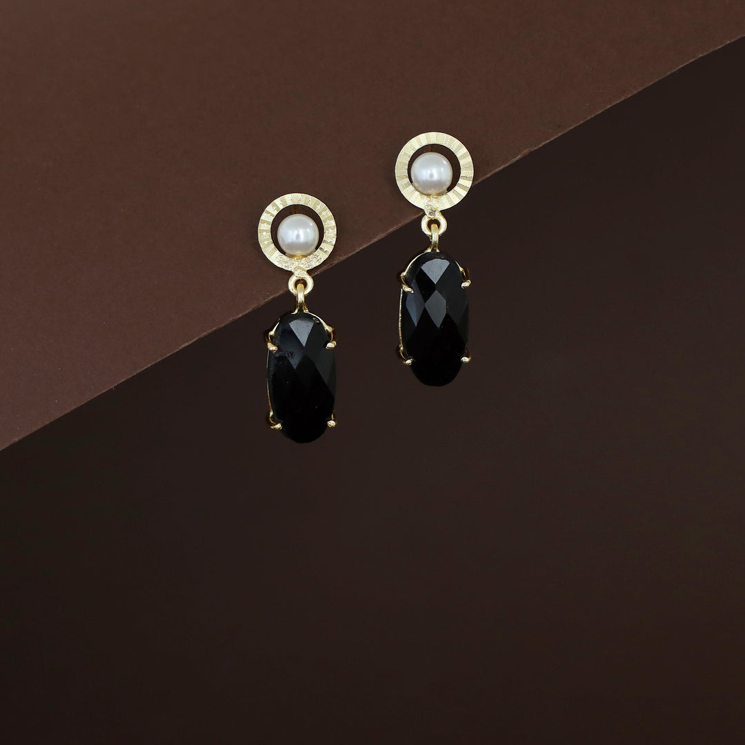 Henria Golden Circle Pearl Oval Stone Claw Earring