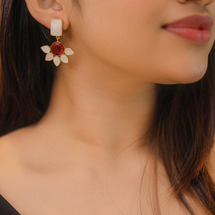 Sidra Glossy Round MOP Flower Earring