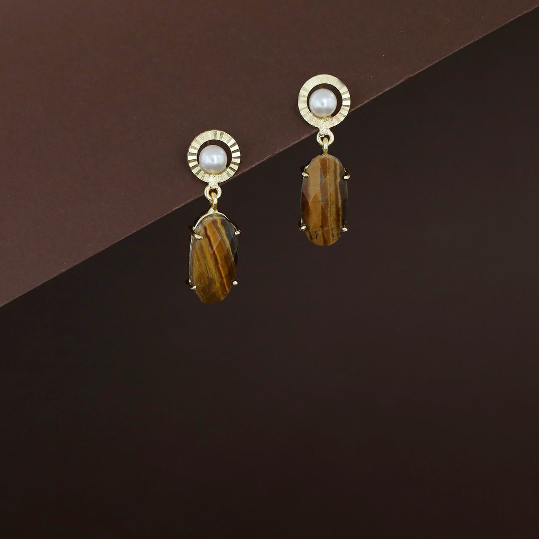 Henria Golden Circle Pearl Oval Stone Claw Earring