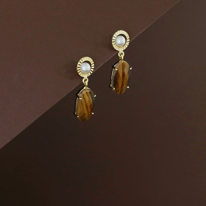 Henria Golden Circle Pearl Oval Stone Claw Earring