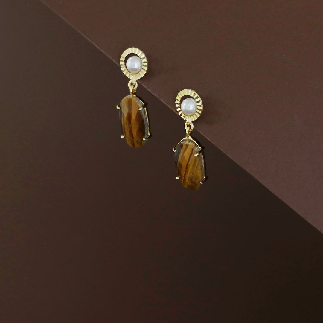 Henria Golden Circle Pearl Oval Stone Claw Earring