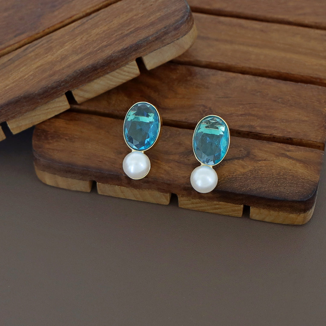 Laney Golden Oval Glossy Stone Pearl Earring