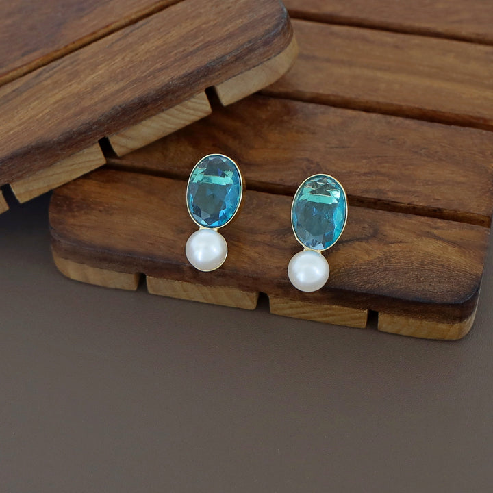 Laney Golden Oval Glossy Stone Pearl Earring