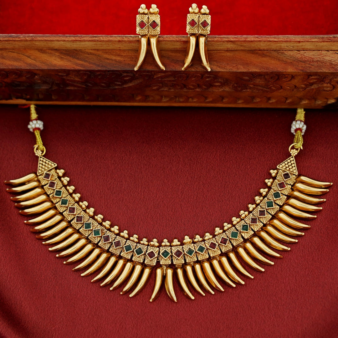 Sayannah Mulla Mottu Short Neckpiece With Earring