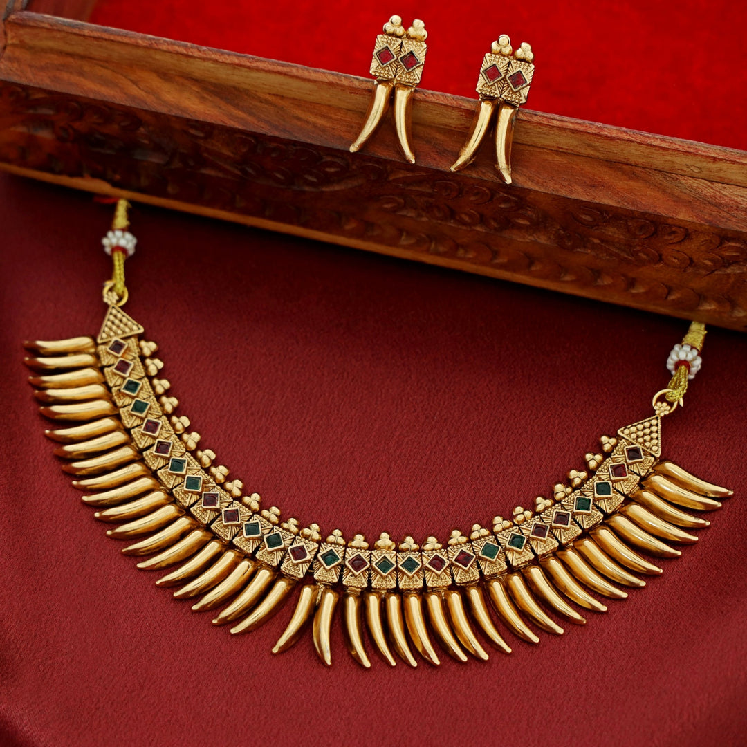 Sayannah Mulla Mottu Short Neckpiece With Earring