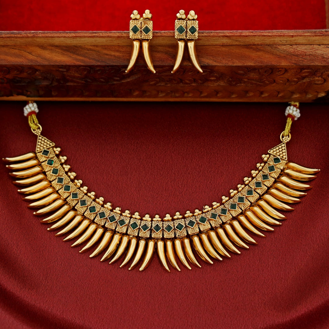 Sayannah Mulla Mottu Short Neckpiece With Earring