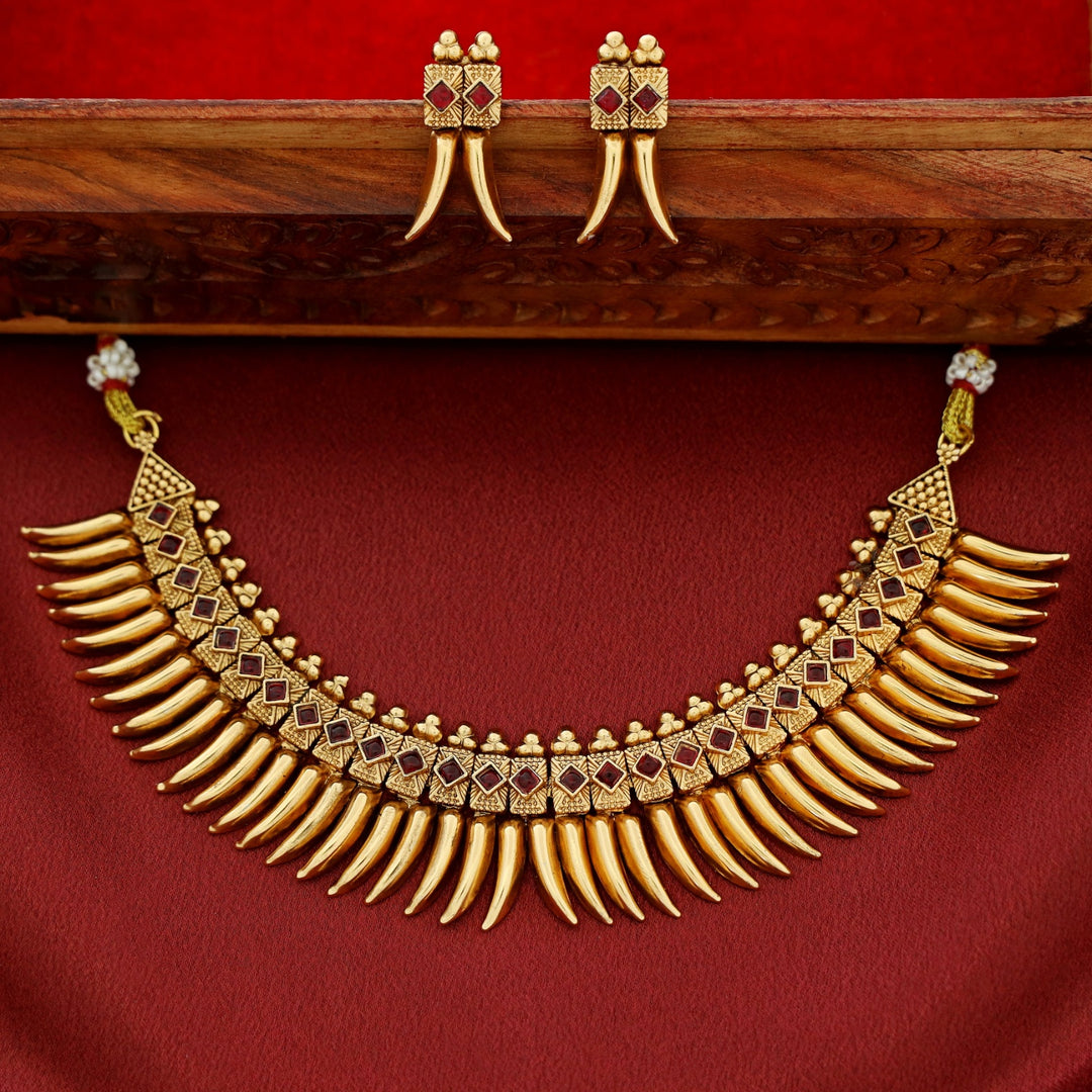 Sayannah Mulla Mottu Short Neckpiece With Earring