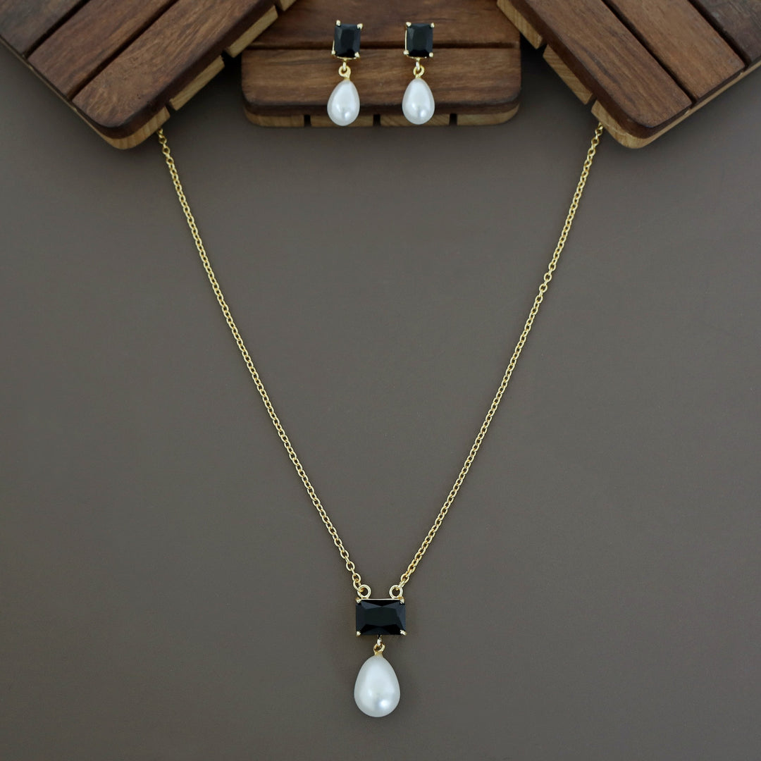 Jaime Glossy Rectangle Novalta Pearl Neckpiece With Earring
