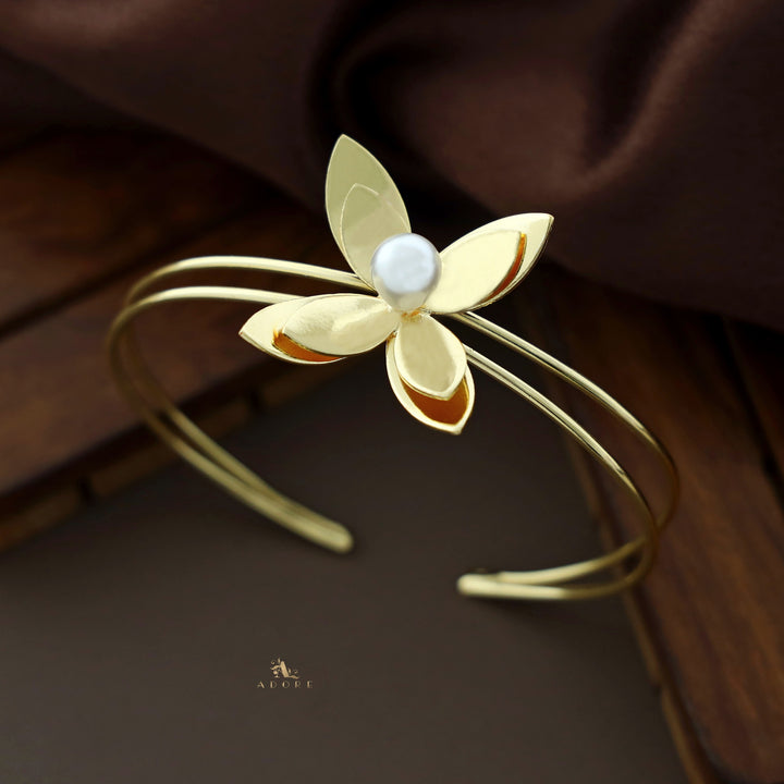 Golden 4 Leaf Pearl Bangle
