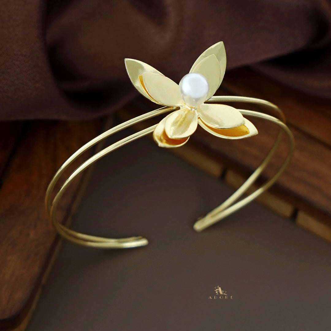 Golden 4 Leaf Pearl Bangle