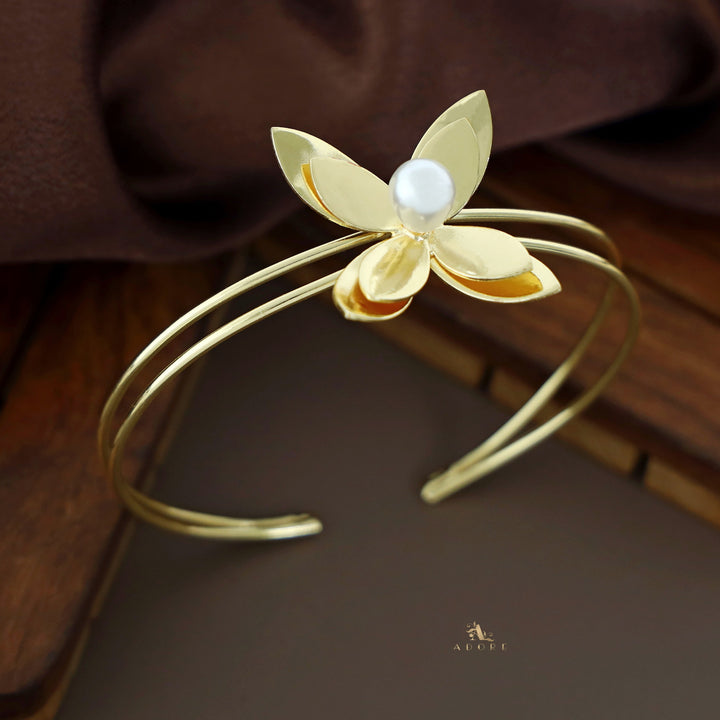 Golden 4 Leaf Pearl Bangle