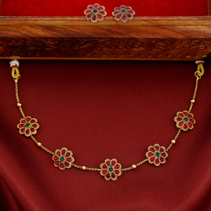 Prajina 5 Flower Gold Ball Short Neckpiece With Stud