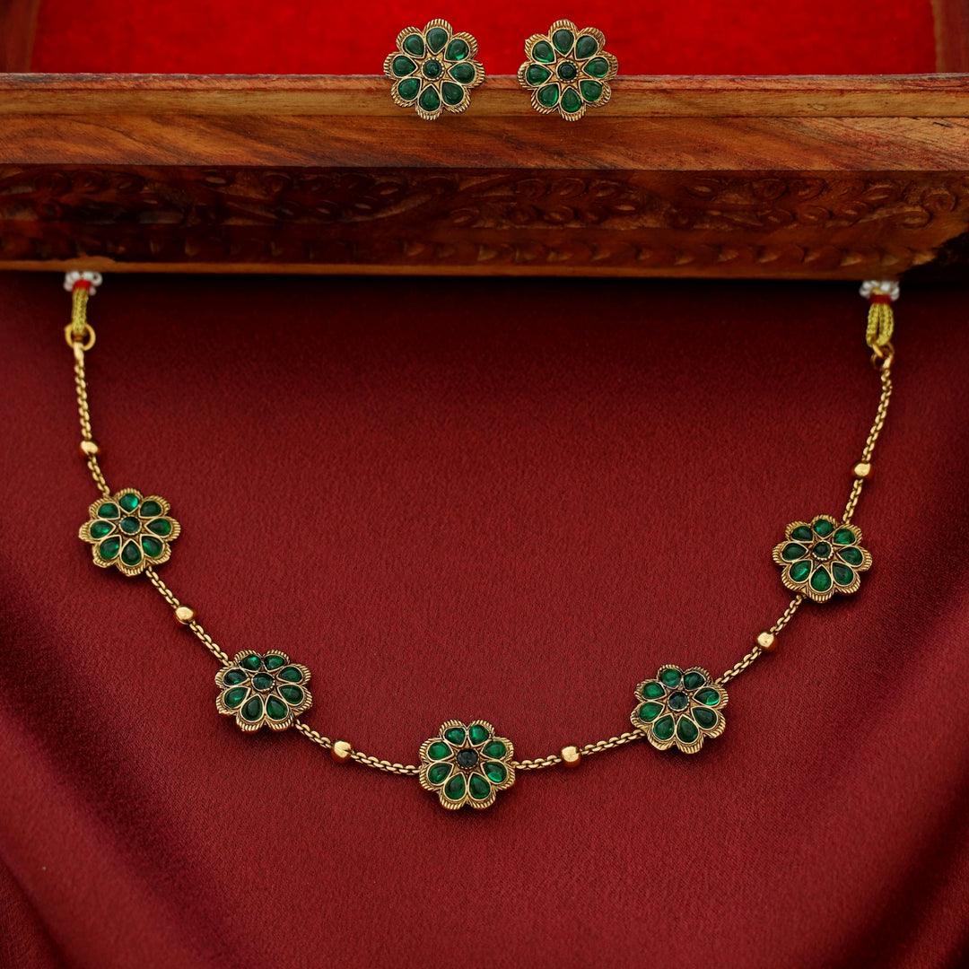 Prajina 5 Flower Gold Ball Short Neckpiece With Stud