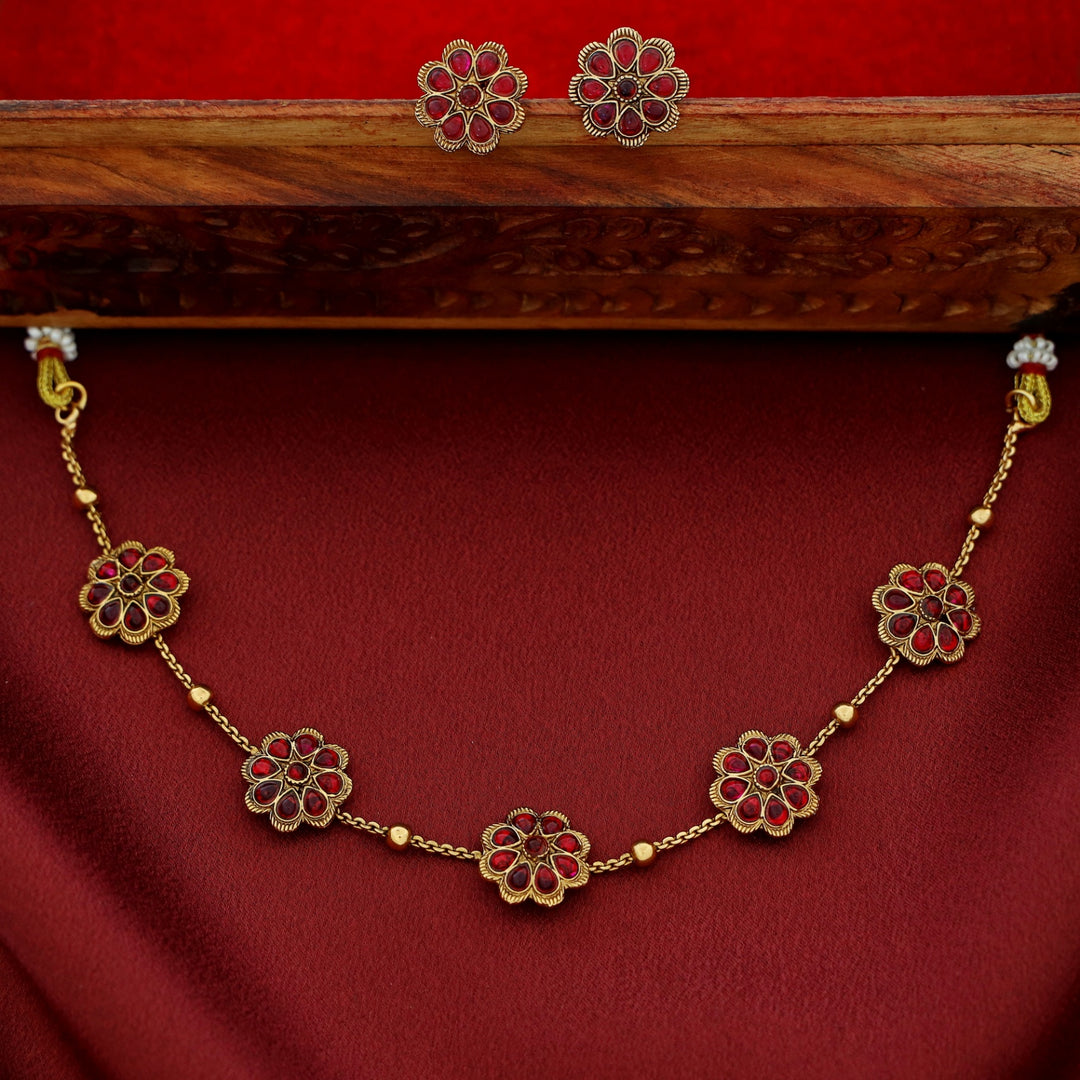 Prajina 5 Flower Gold Ball Short Neckpiece With Stud