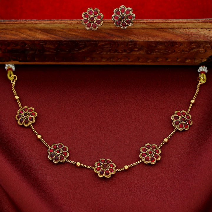 Prajina 5 Flower Gold Ball Short Neckpiece With Stud