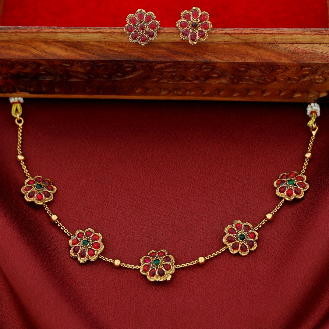 Prajina 5 Flower Gold Ball Short Neckpiece With Stud