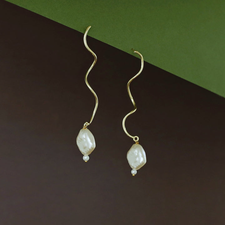 Izza Golden Wavy Baroque Earring