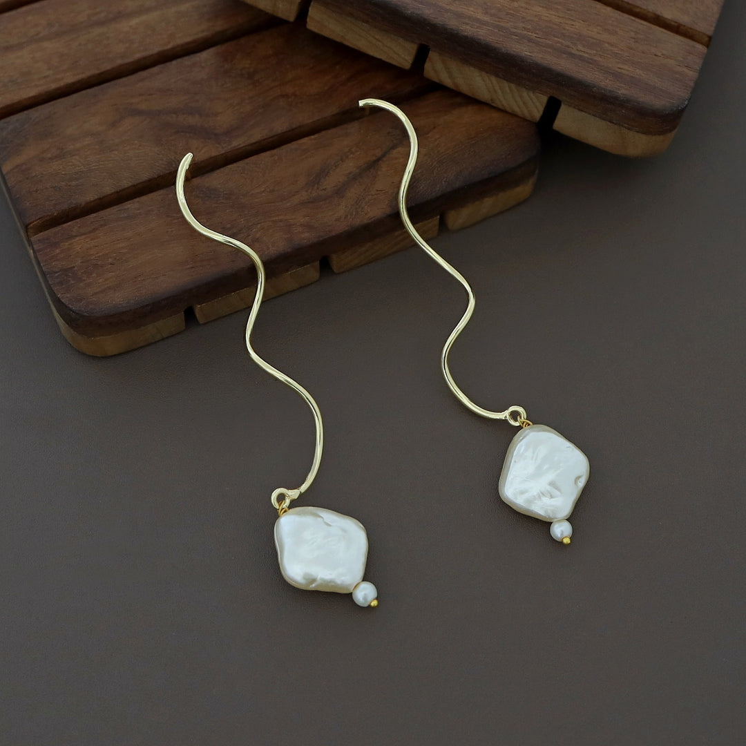 Izza Golden Wavy Baroque Earring