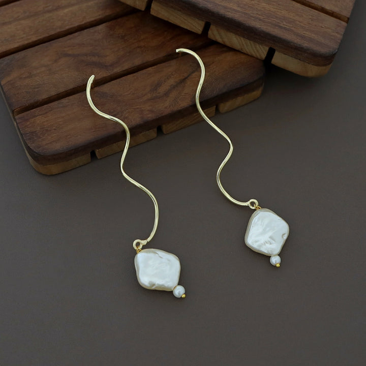 Izza Golden Wavy Baroque Earring