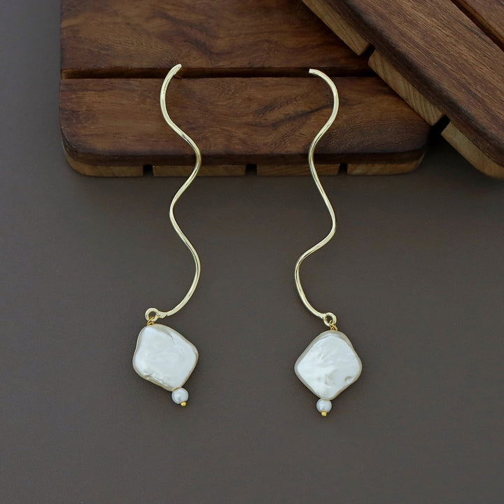Izza Golden Wavy Baroque Earring