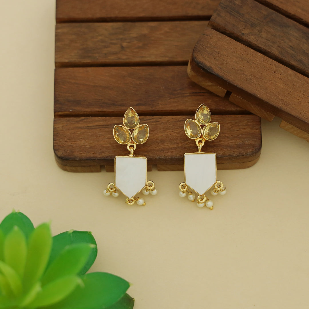 Jessica Mop Tri Leaf Glossy Stone Pearl Earring