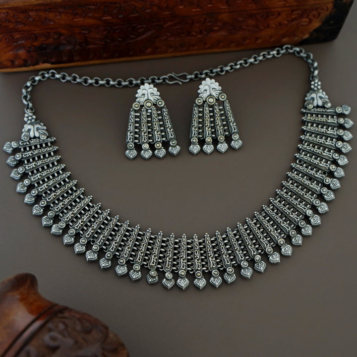 Hasinika Short Neckpiece With Earring