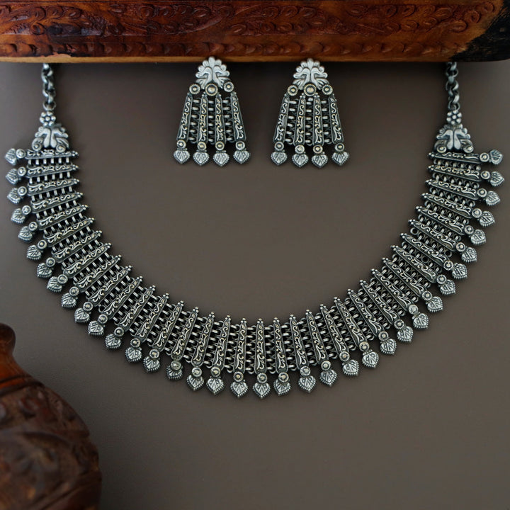 Hasinika Short Neckpiece With Earring