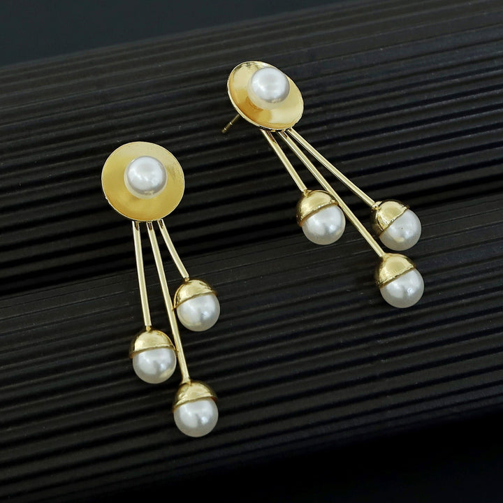 Lavika Golden Round Stick Pearl Earring