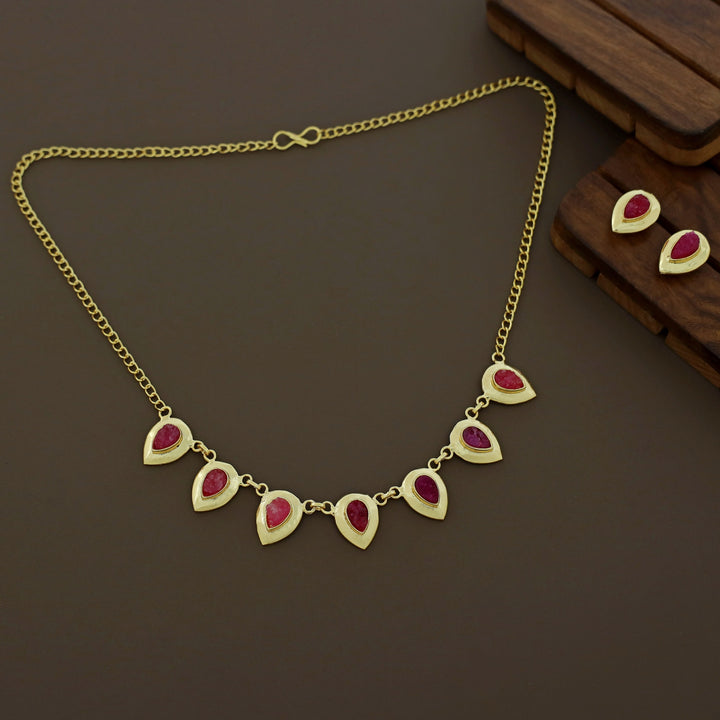 Viaara Golden Druzy Stone Neckpiece With Stud