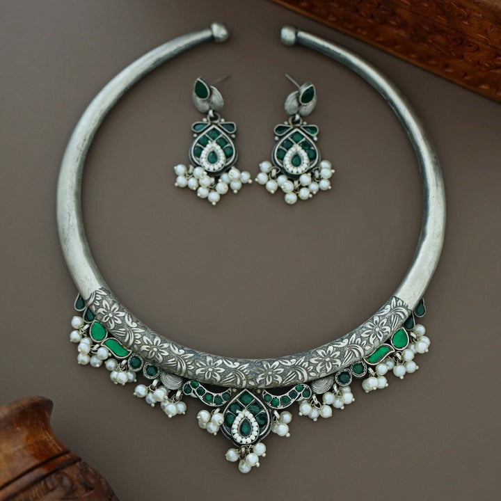 Irana Glossy Pearl Neck Cuff With Earring