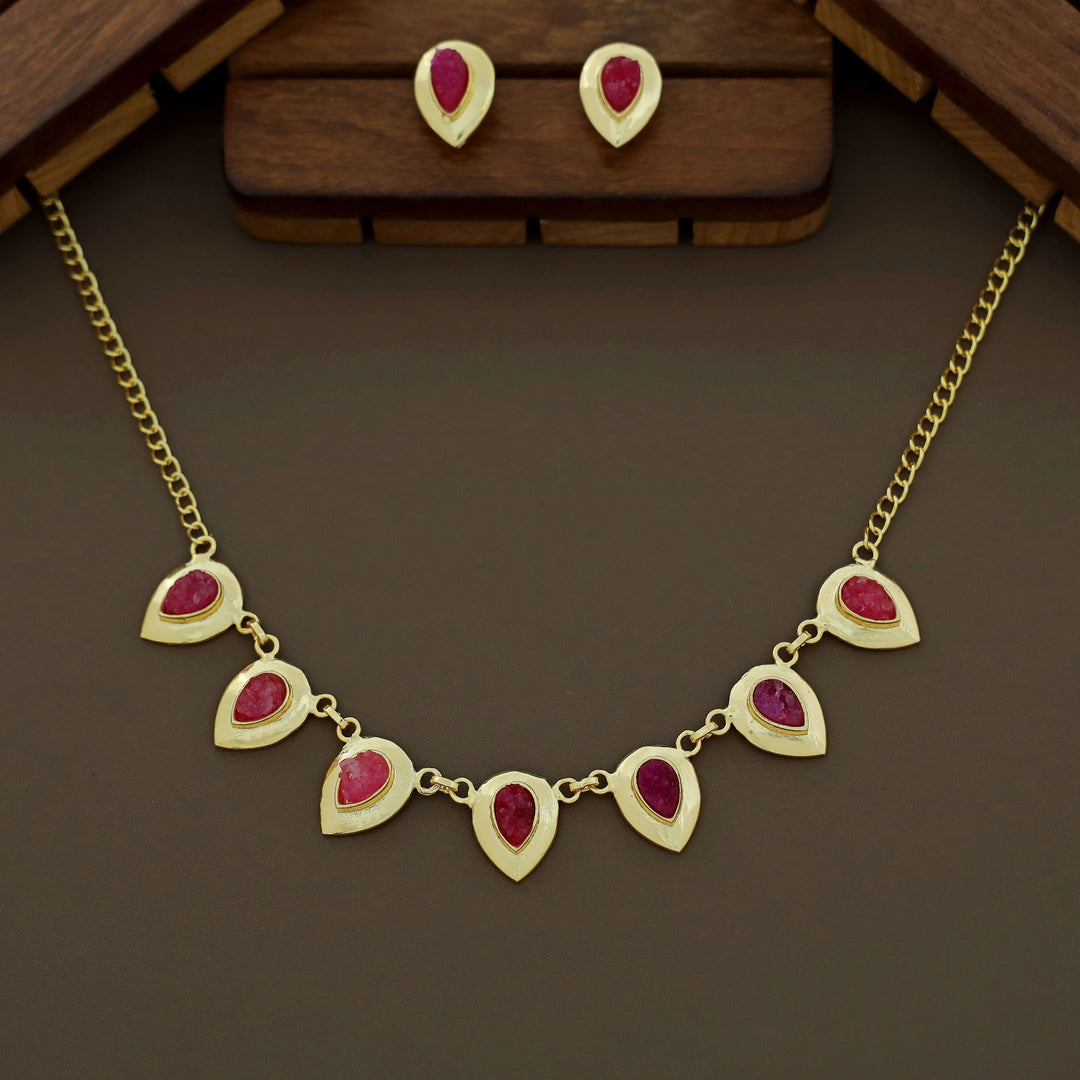Viaara Golden Druzy Stone Neckpiece With Stud