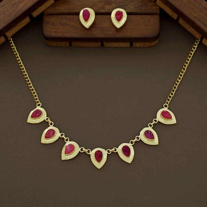 Viaara Golden Druzy Stone Neckpiece With Stud