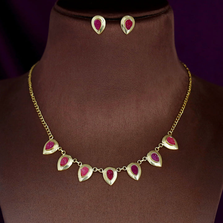 Viaara Golden Druzy Stone Neckpiece With Stud