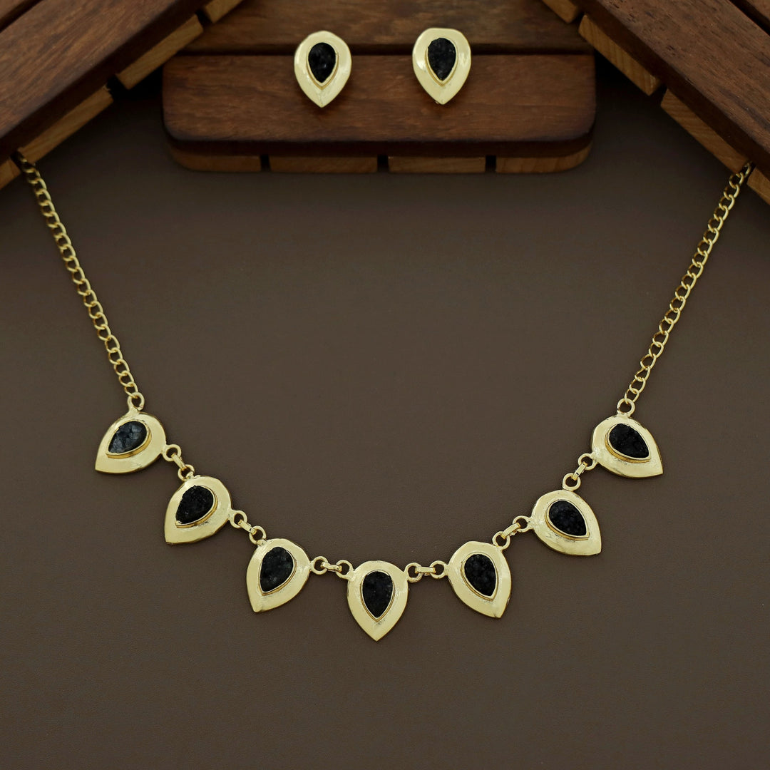 Viaara Golden Druzy Stone Neckpiece With Stud