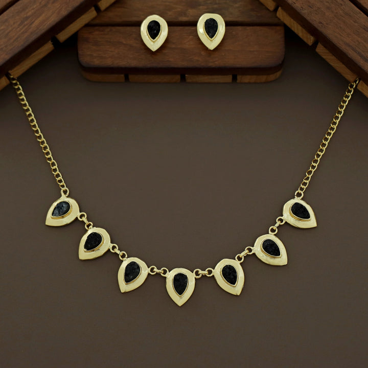 Viaara Golden Druzy Stone Neckpiece With Stud