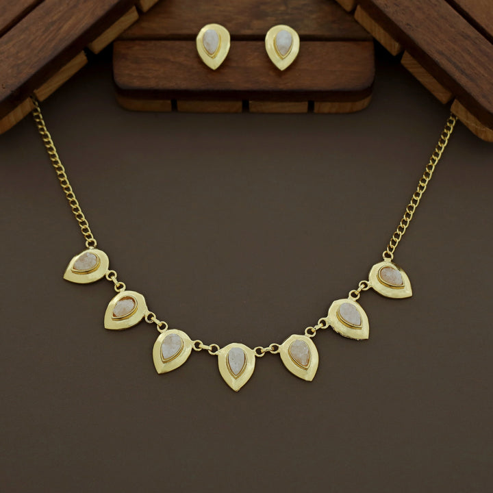 Viaara Golden Druzy Stone Neckpiece With Stud