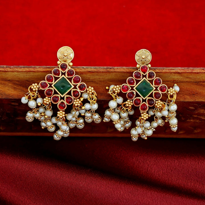 Hridyanshi Kemp Stone Cluster Pearl Short Neckpiece With Earring