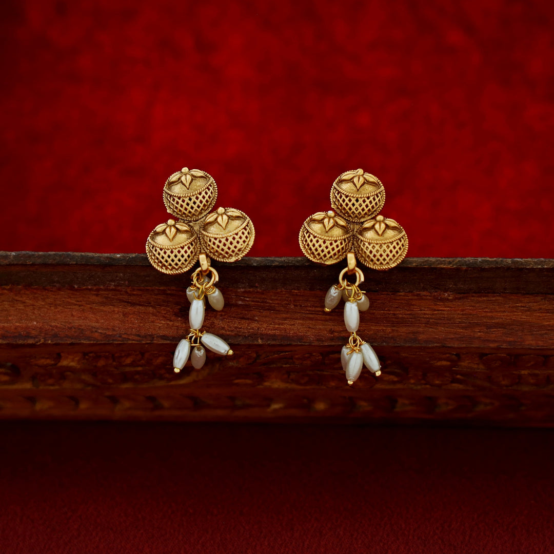 Kshama Circle Bunch Rice Pearl Short Neckpiece With Earring