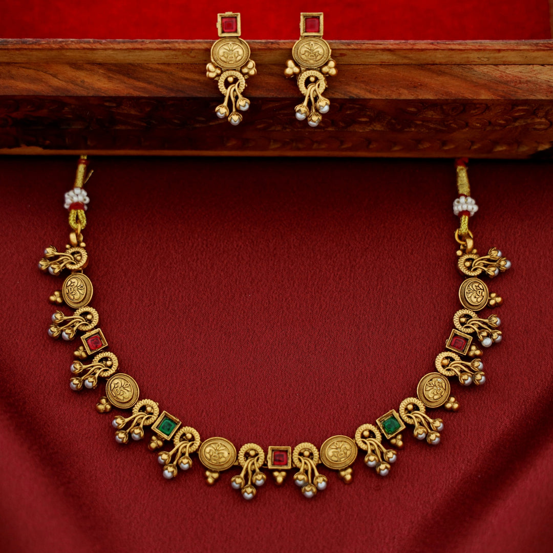 Varsha Kemp Stone Flower Bud Pearl Short Neckpiece With Earring