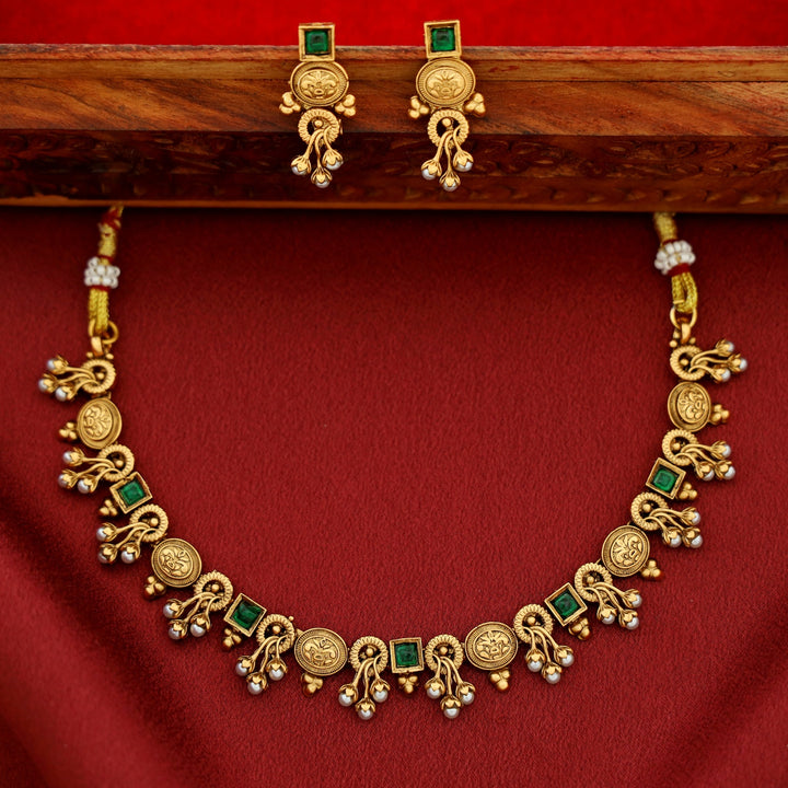 Varsha Kemp Stone Flower Bud Pearl Short Neckpiece With Earring