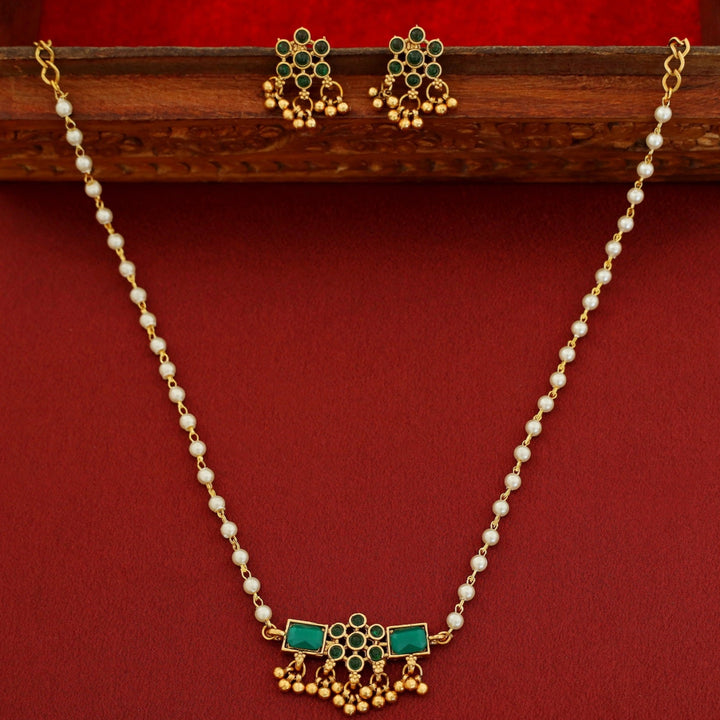 Priksha Floral Kemp Pearl Short Neckpiece With Earring