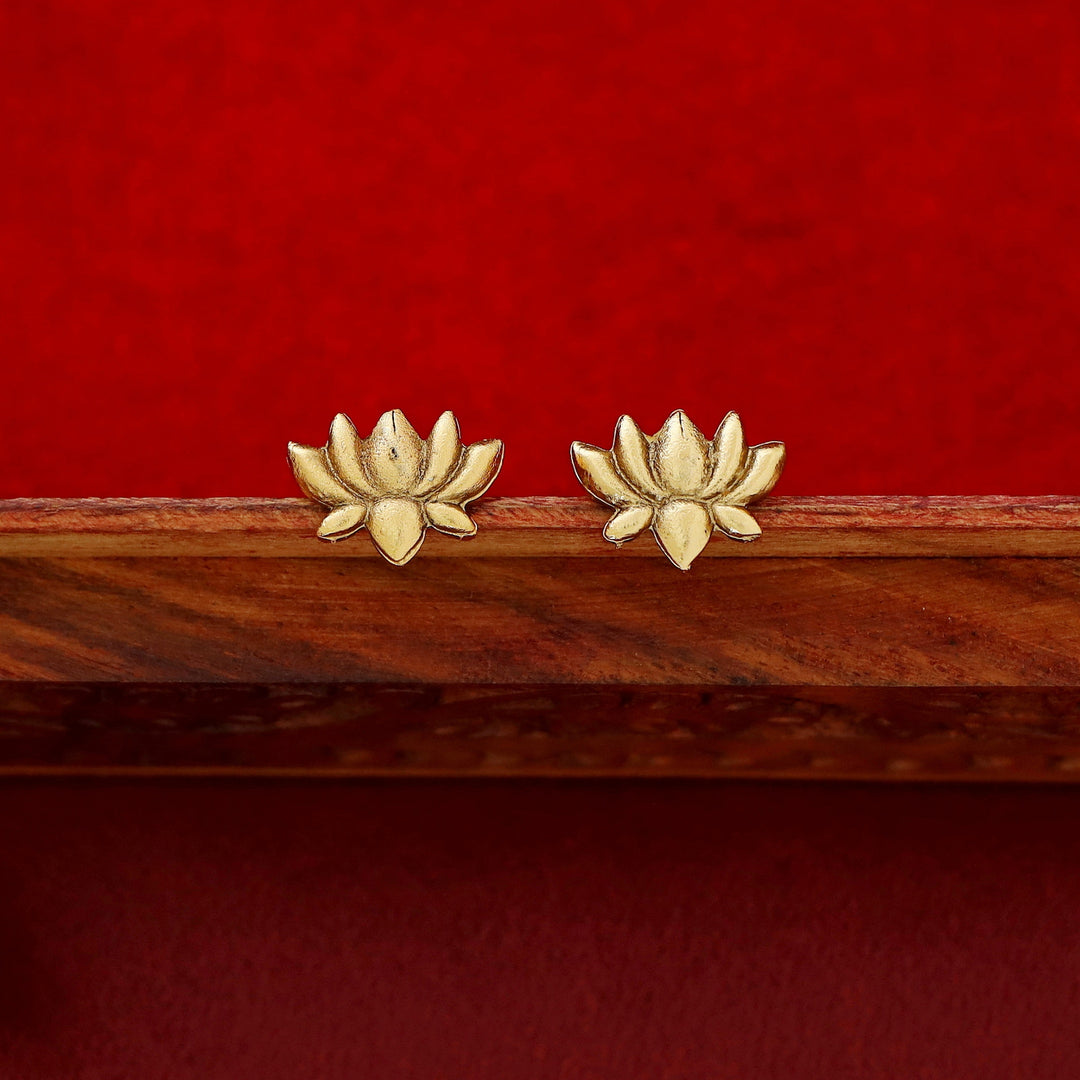 Srinika Tri Lotus String Neckpiece With Earring