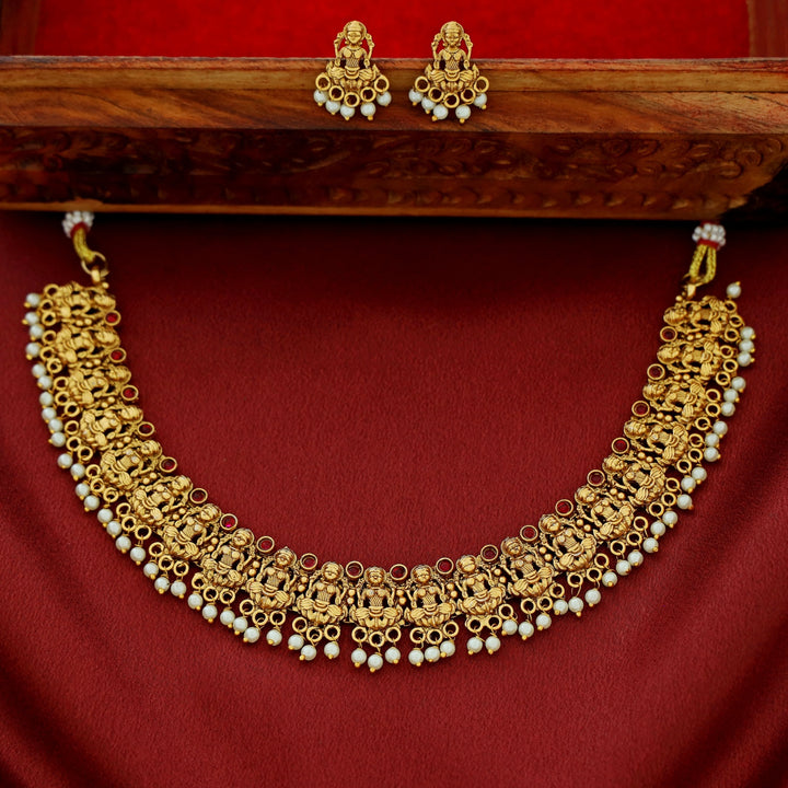 Prisha Devi Pearl Short Neckpiece With Earring