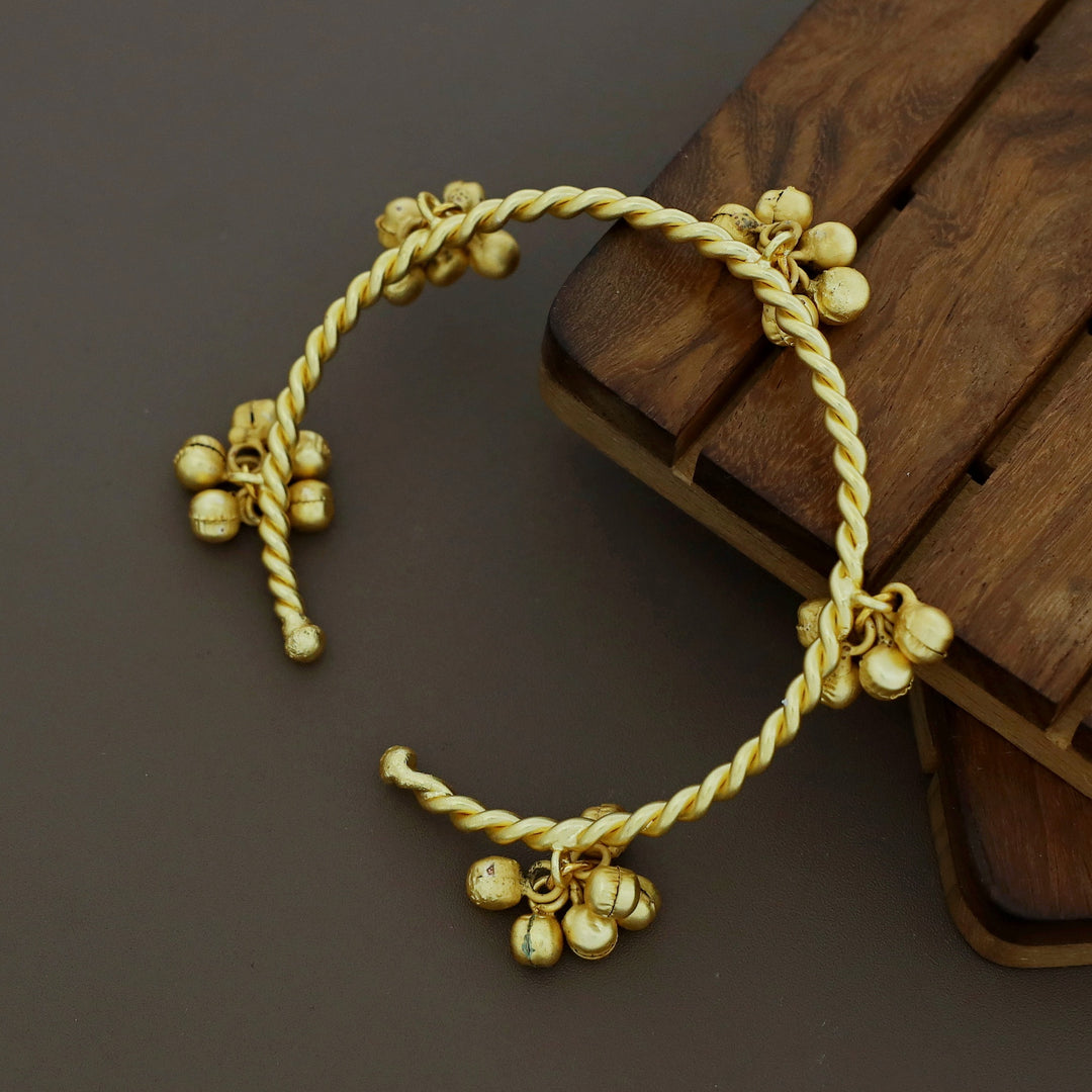 Sia Twisted Golden Ghunguroo Bangle